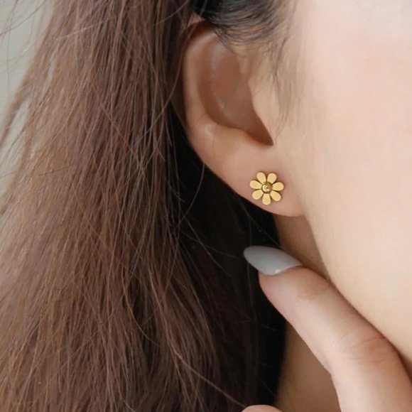 18k Gold Plated Daisy Flower Earrings - Picture 4 of 8